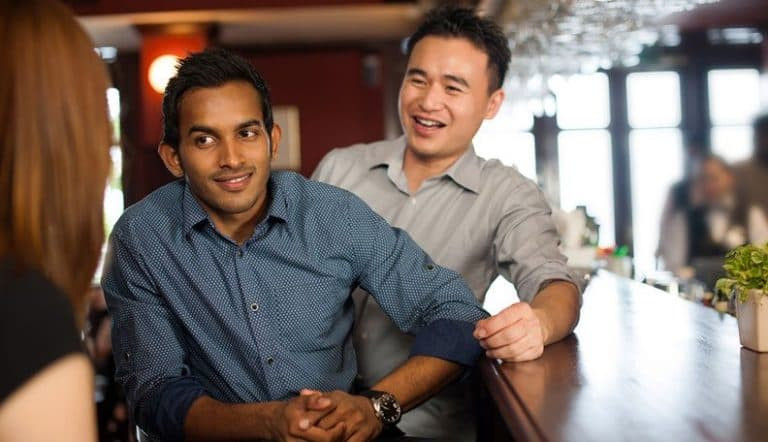 当你和朋友喜欢上同一个女孩，该怎么办？