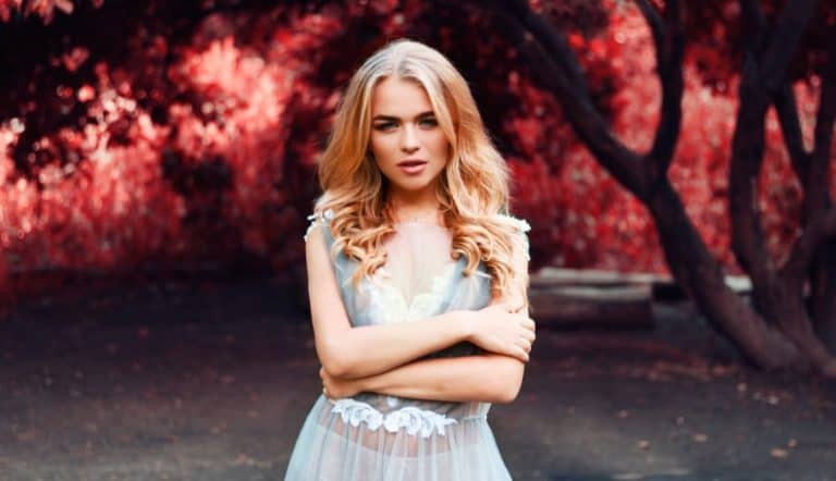 静态“坏脸”真相：15个迹象告诉你她只是表情严肃，并非真坏女孩