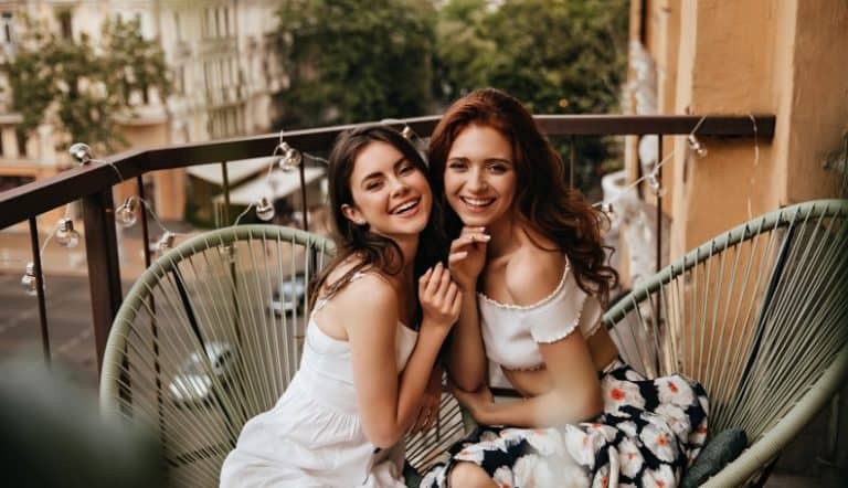 如何在与女孩交谈前吸引她的注意并激发兴趣